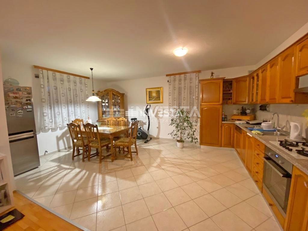 Fažana, Apartmajska hiša s 5 stanovanjskimi enotami, 600m od plaže
