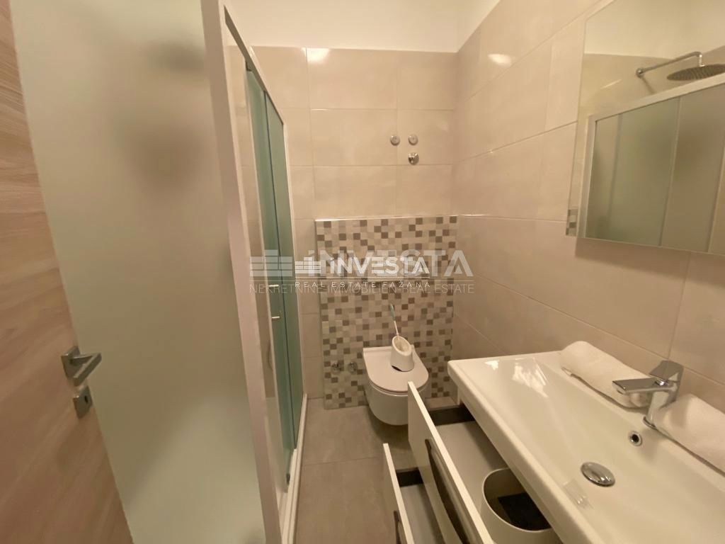 Fažana, Apartmajska hiša s 5 stanovanjskimi enotami, 600m od plaže
