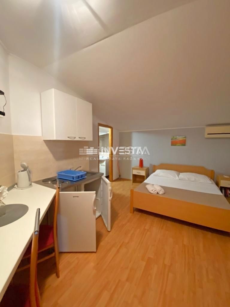 Fažana, Apartmajska hiša s 5 stanovanjskimi enotami, 600m od plaže