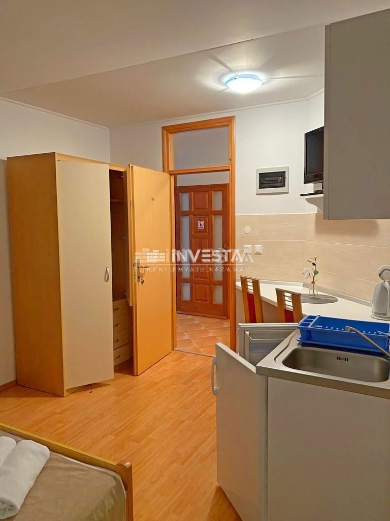 Fažana, Apartmajska hiša s 5 stanovanjskimi enotami, 600m od plaže