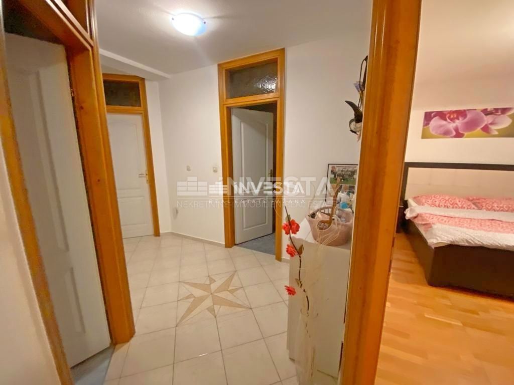 Fažana, Apartmajska hiša s 5 stanovanjskimi enotami, 600m od plaže