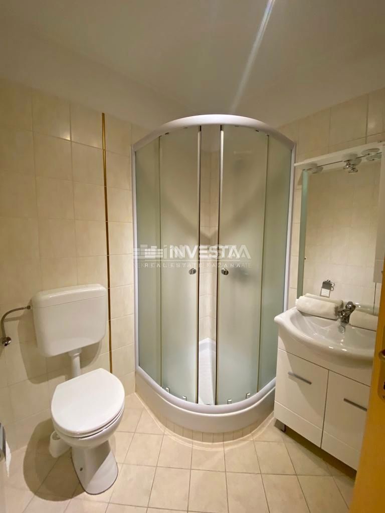 Fažana, Apartmajska hiša s 5 stanovanjskimi enotami, 600m od plaže