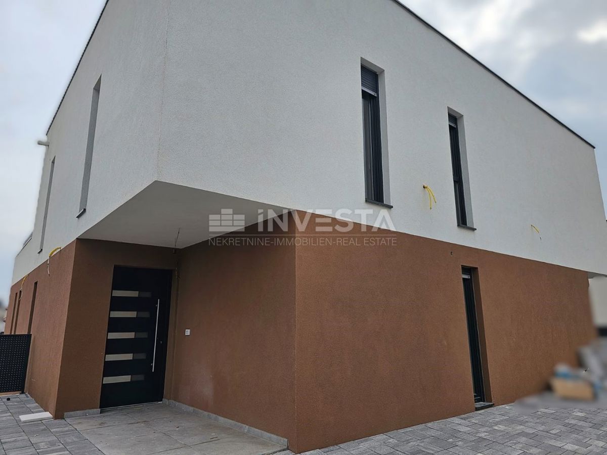 Medulin, moderna vila 150 m od morja