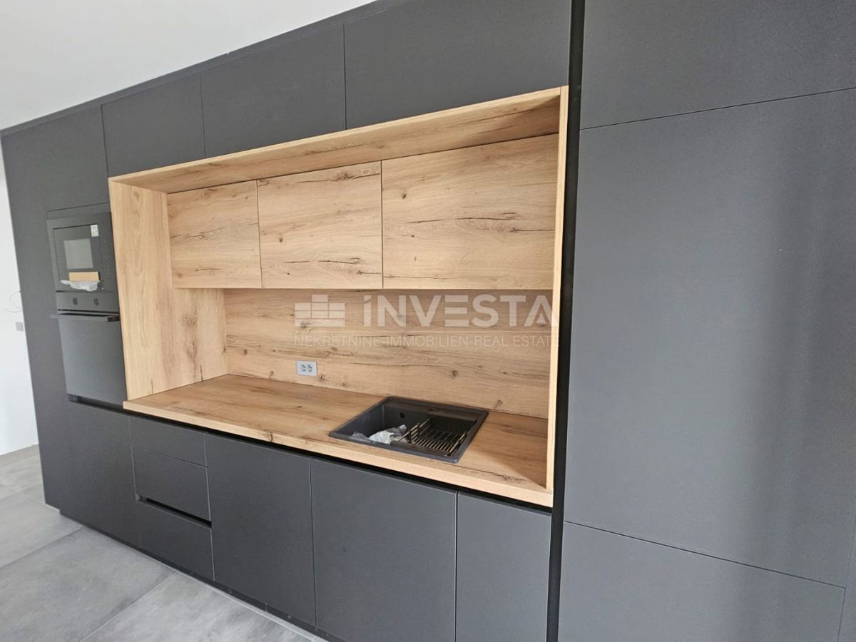 Medulin, moderna vila 150 m od morja