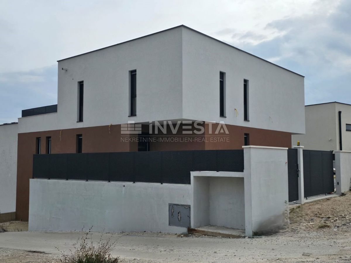 Medulin, moderna vila 150 m od morja