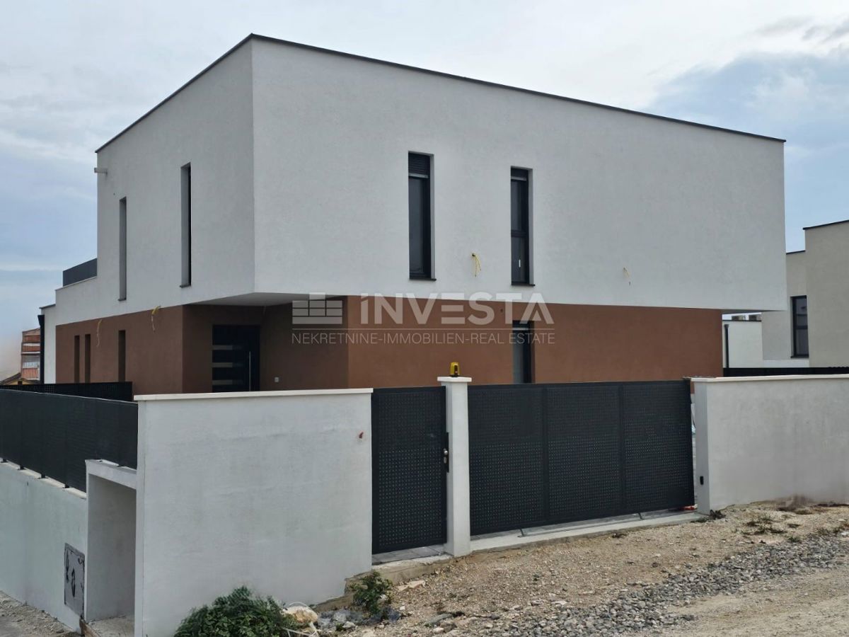 Medulin, moderna vila 150 m od morja