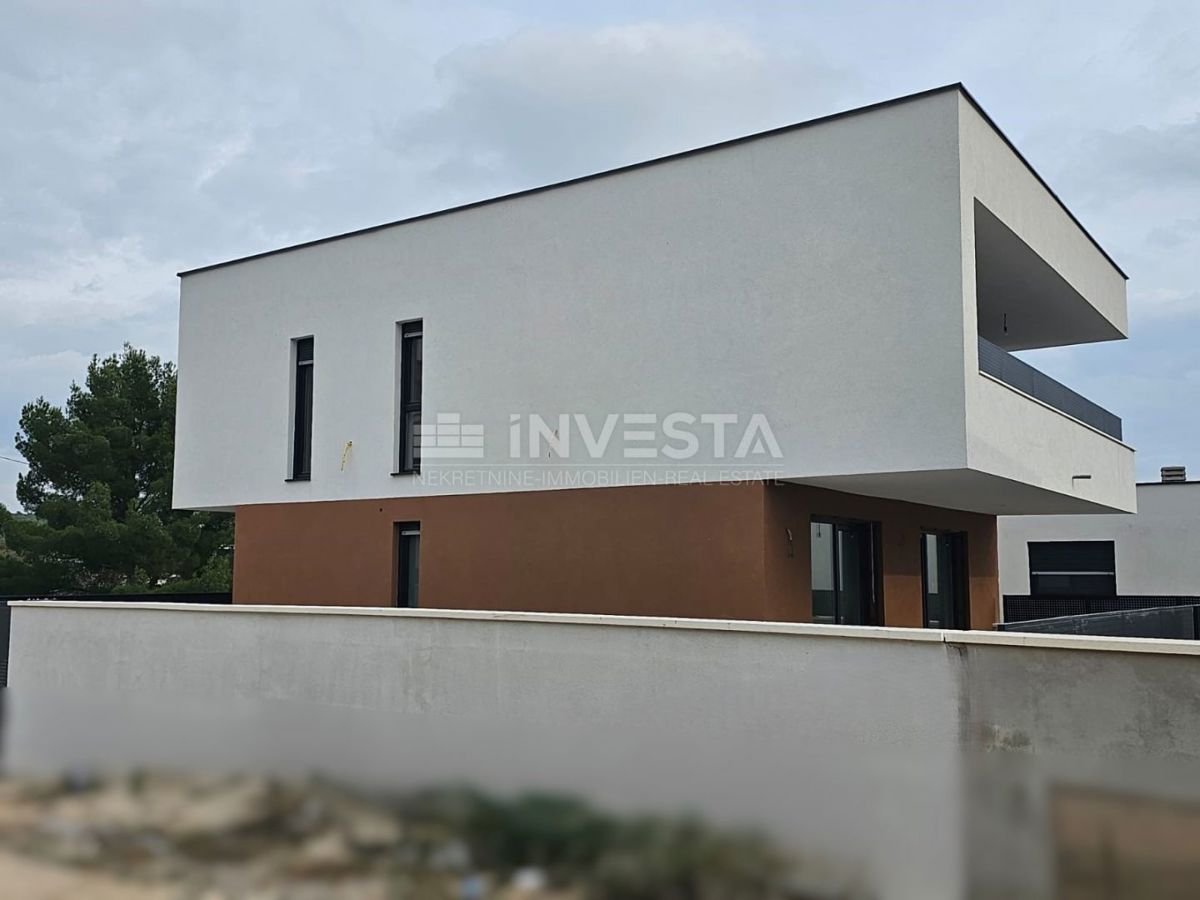 Medulin, moderna vila 150 m od morja