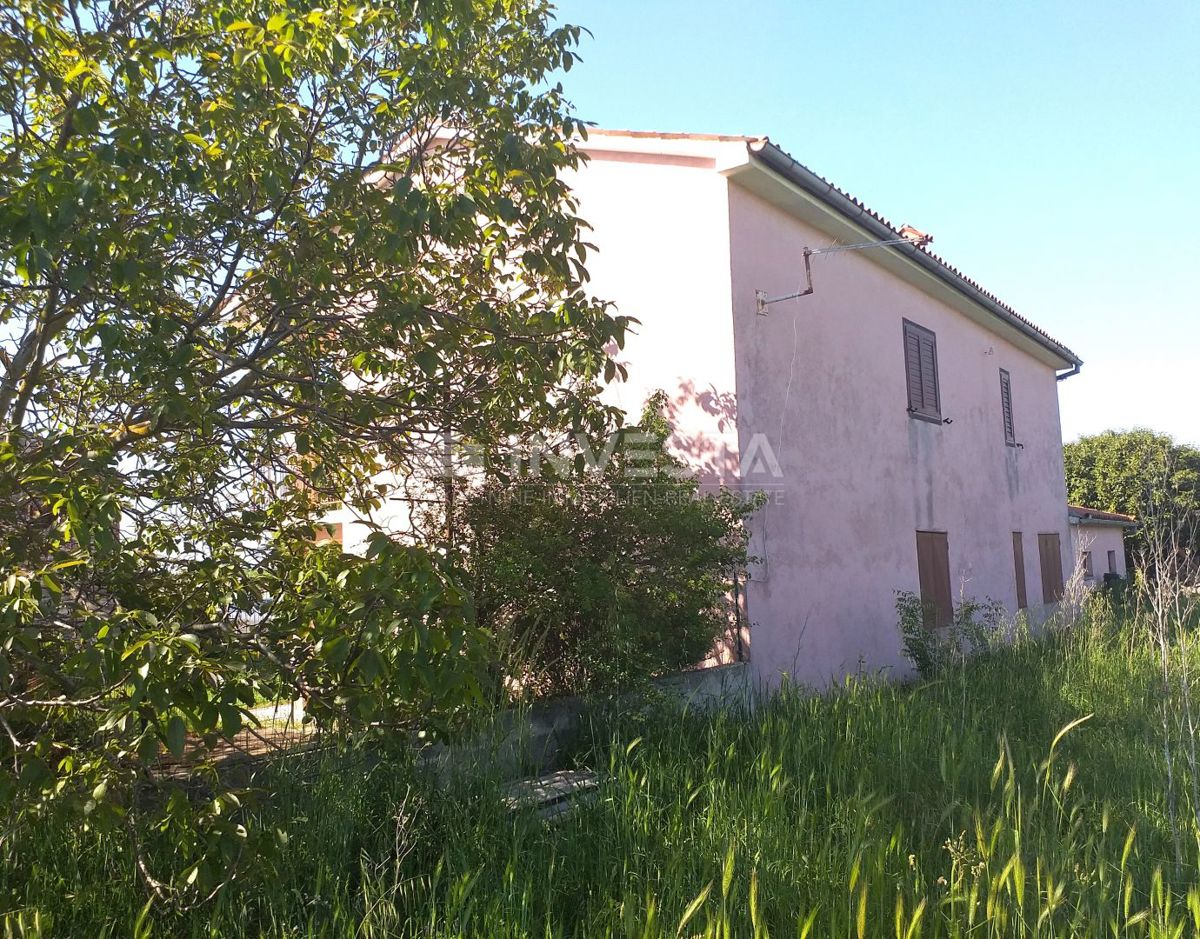 Bale, dvoetažna hiša z velikim vrtom