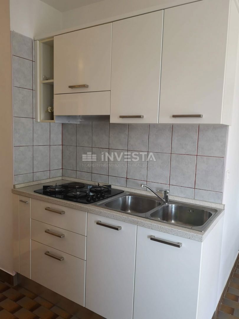 Pula, Šijana, opremljen apartma v 5. nadstropju stavbe z dvigalom