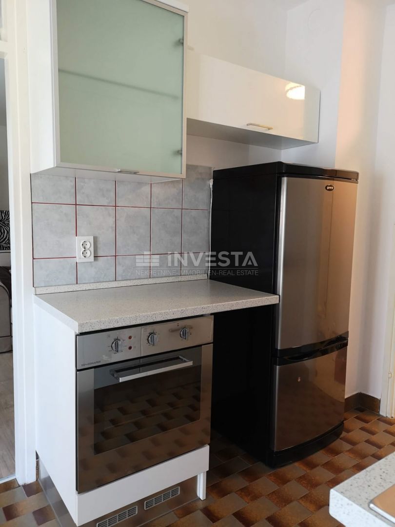 Pula, Šijana, opremljen apartma v 5. nadstropju stavbe z dvigalom