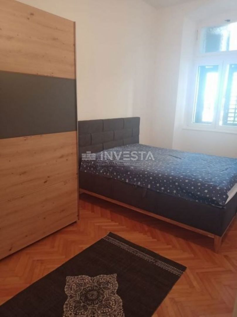 Stan z dvema ločenima vhodoma in tremi stanovanjskimi enotami v bližini mestnega središča.