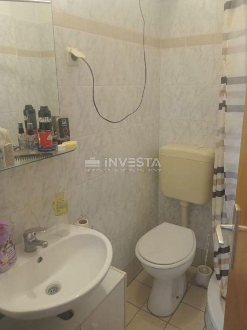 Stan z dvema ločenima vhodoma in tremi stanovanjskimi enotami v bližini mestnega središča.