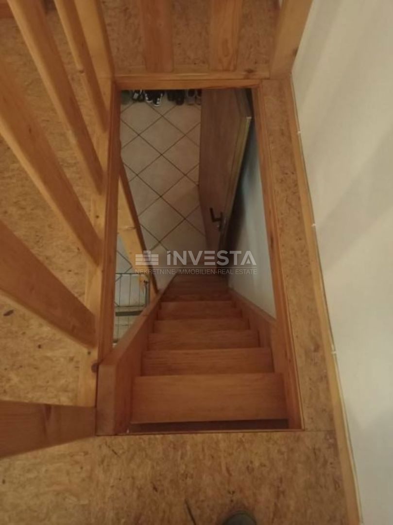 Stan z dvema ločenima vhodoma in tremi stanovanjskimi enotami v bližini mestnega središča.