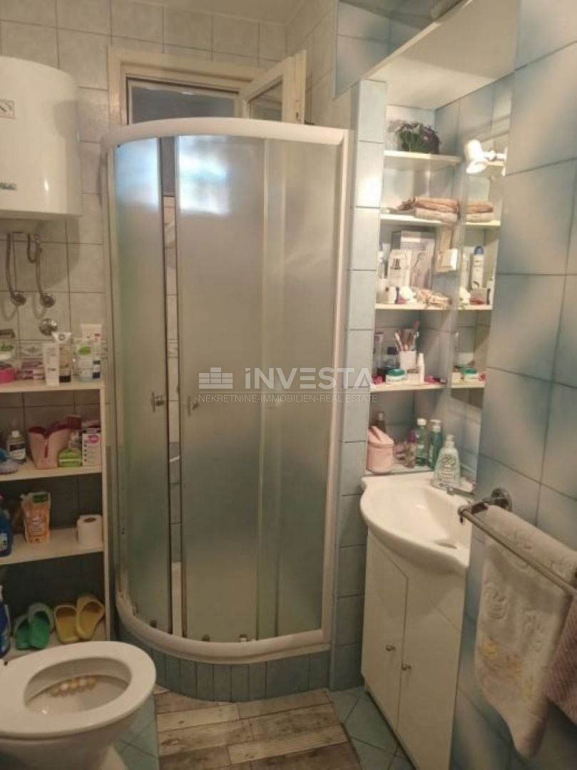 Stan z dvema ločenima vhodoma in tremi stanovanjskimi enotami v bližini mestnega središča.