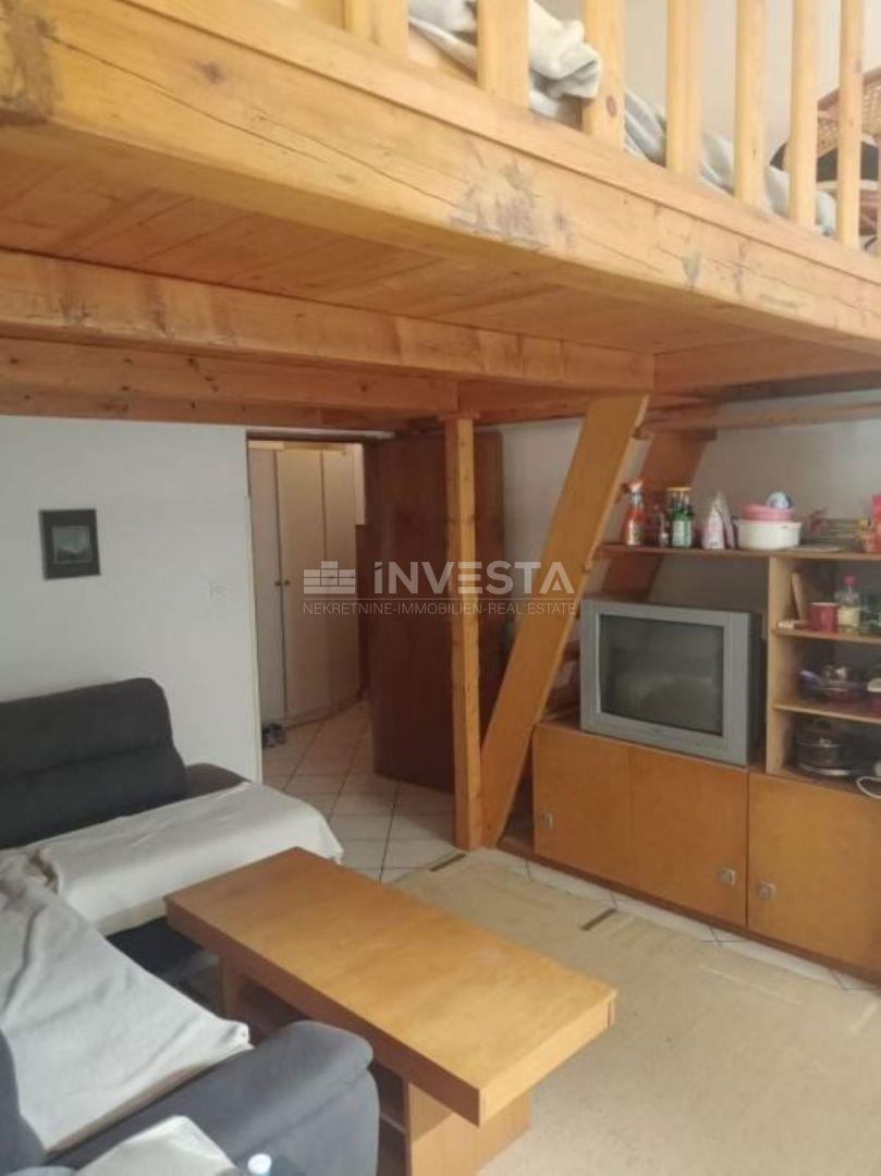 Stan z dvema ločenima vhodoma in tremi stanovanjskimi enotami v bližini mestnega središča.