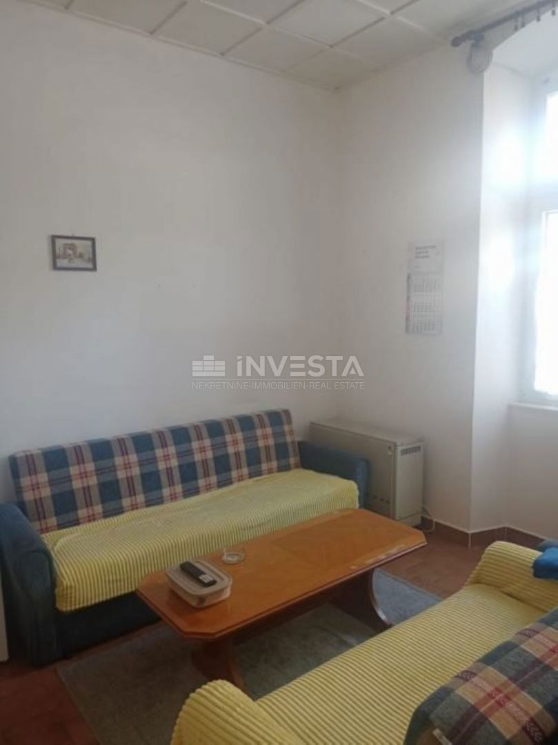 Stan z dvema ločenima vhodoma in tremi stanovanjskimi enotami v bližini mestnega središča.
