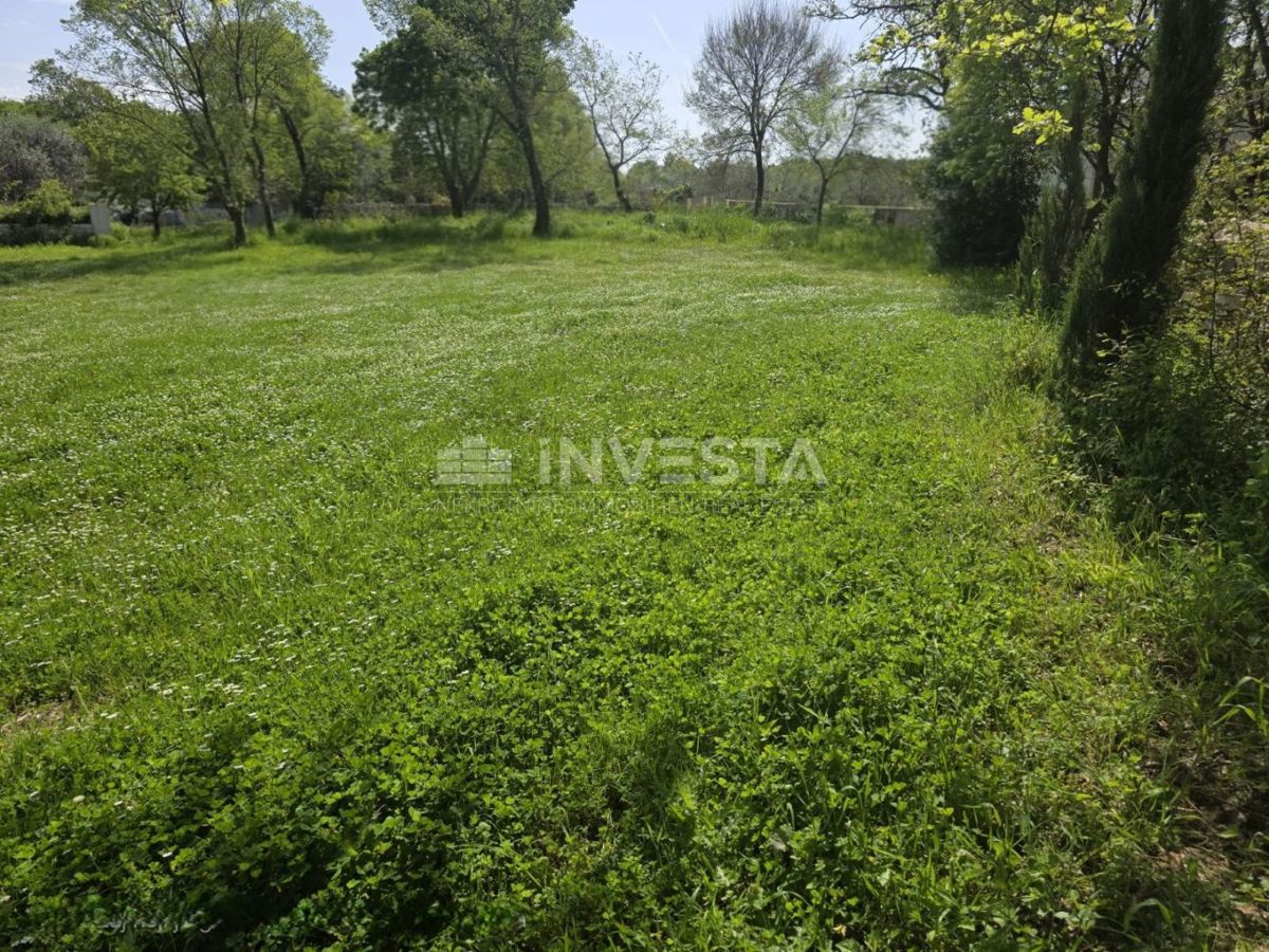 Gradbena parcela v okolici Peroja, mirna lokacija, 3 km od morja.