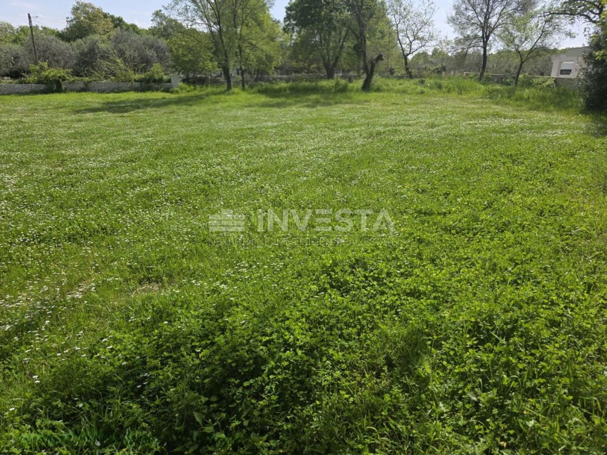 Gradbena parcela v okolici Peroja, mirna lokacija, 3 km od morja.