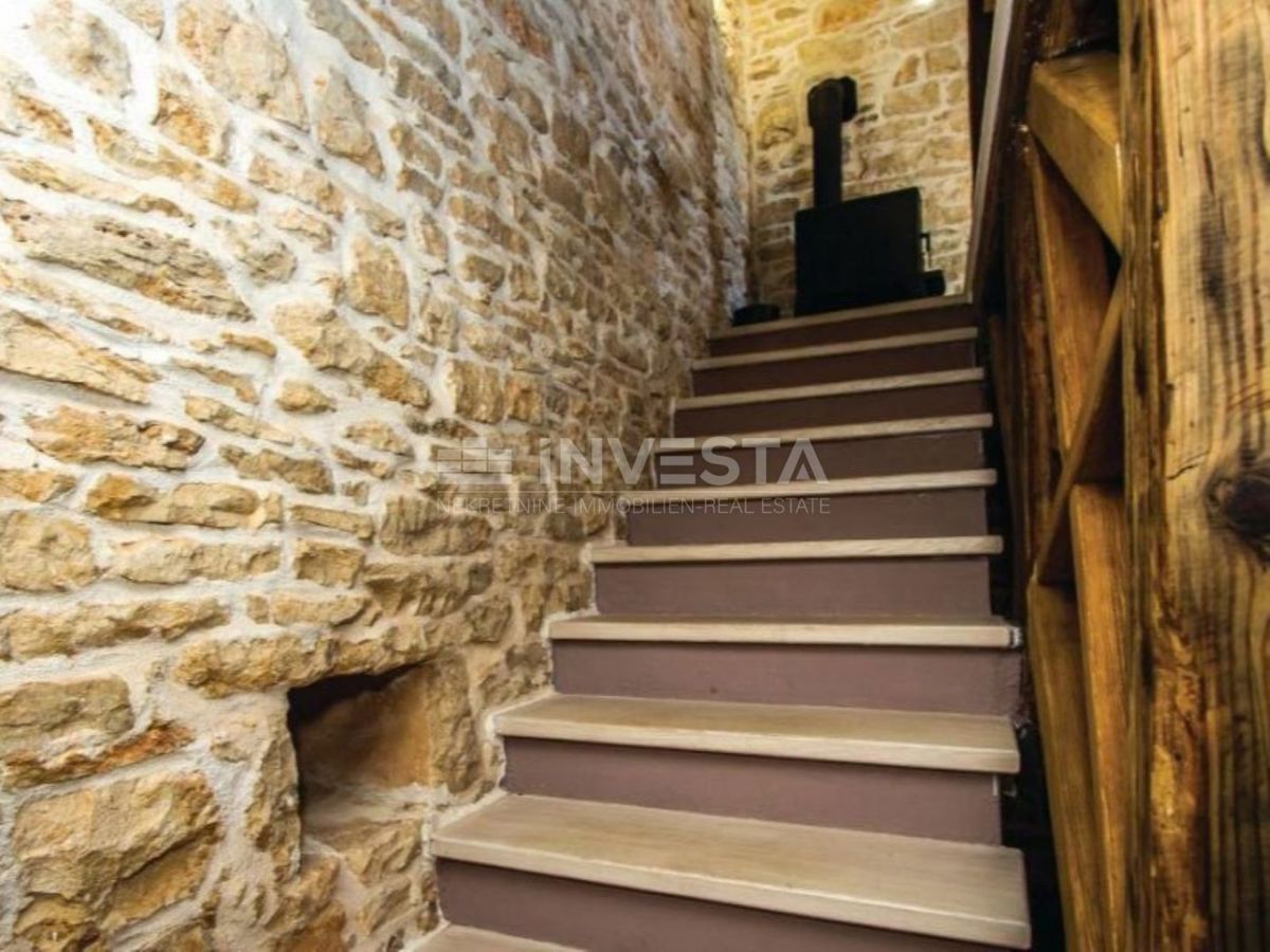Prenovljena kamnita hiša z bazenom v notranjosti Istre