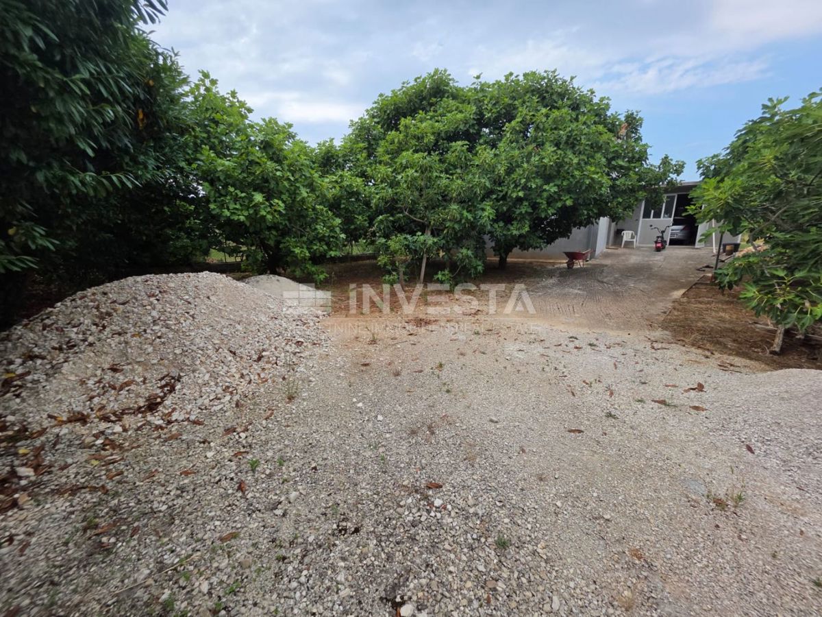 Gradbena parcela z nedokončano hišo, 1,5 km od plaže