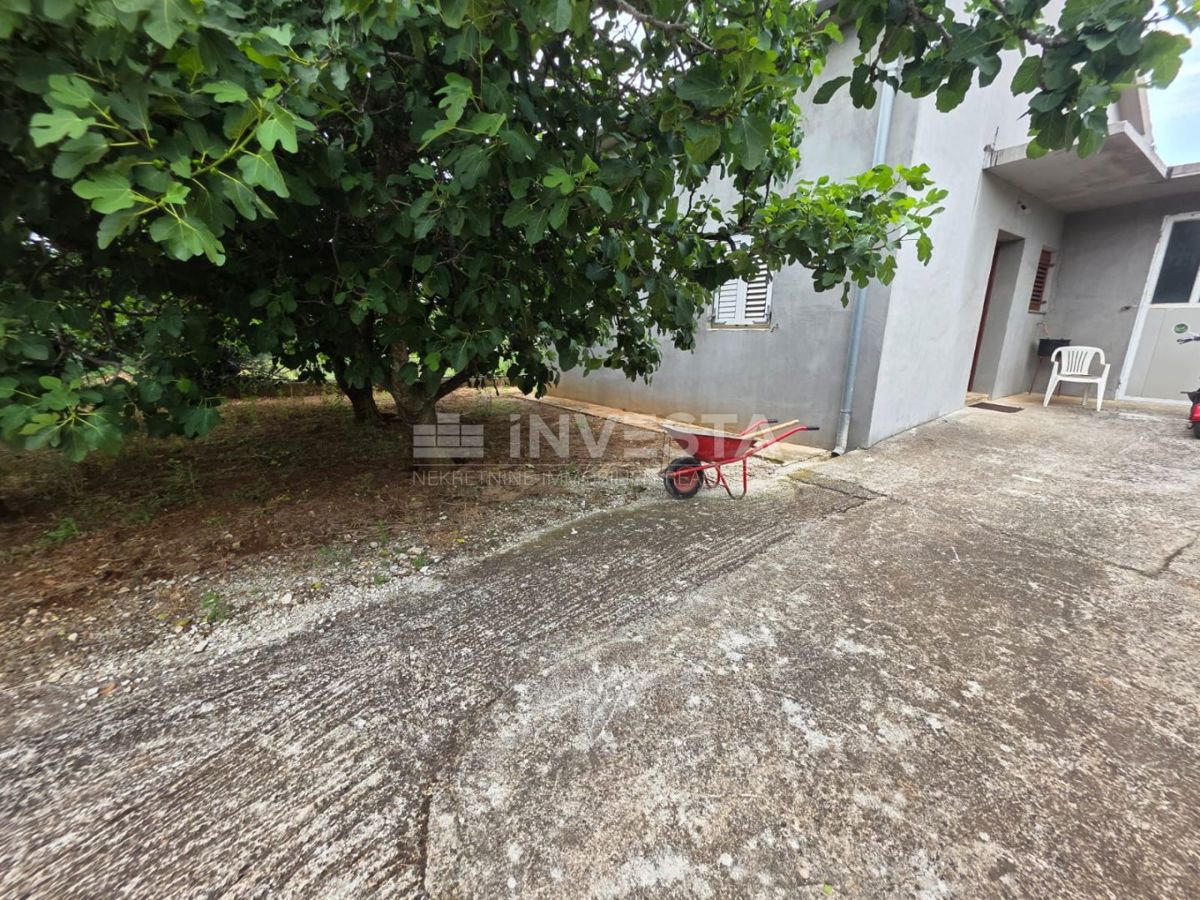 Gradbena parcela z nedokončano hišo, 1,5 km od plaže