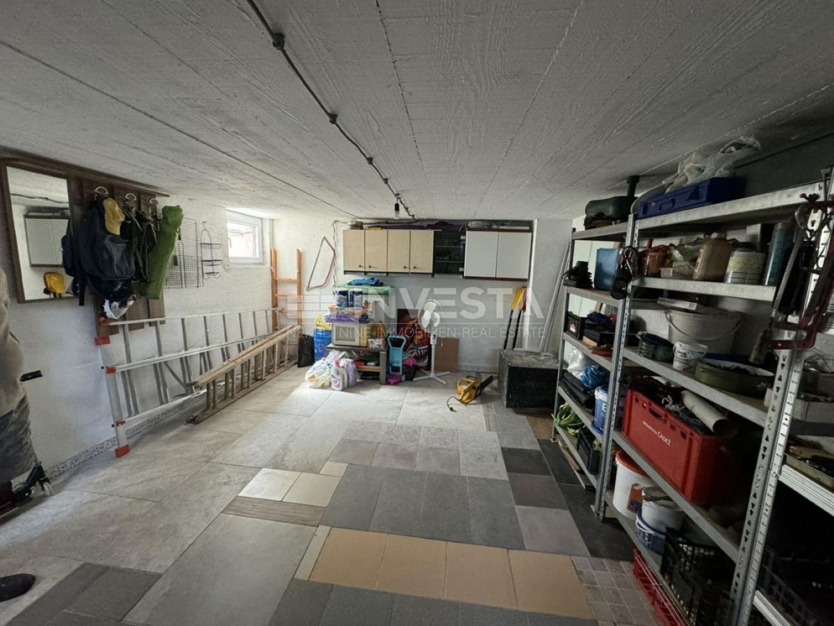 Fažana, Valbandon – Samostojna hiša z dvema stanovanjema, blizu morja