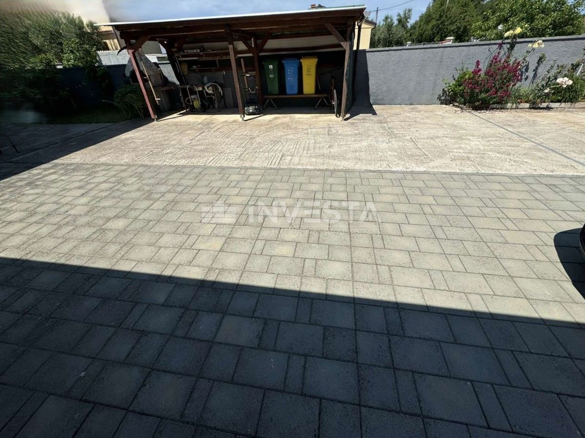 Fažana, Valbandon – Samostojna hiša z dvema stanovanjema, blizu morja
