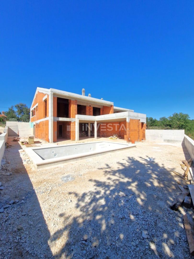 Hiša s bazenom in odprtim pogledom na naravo, mirno okolje