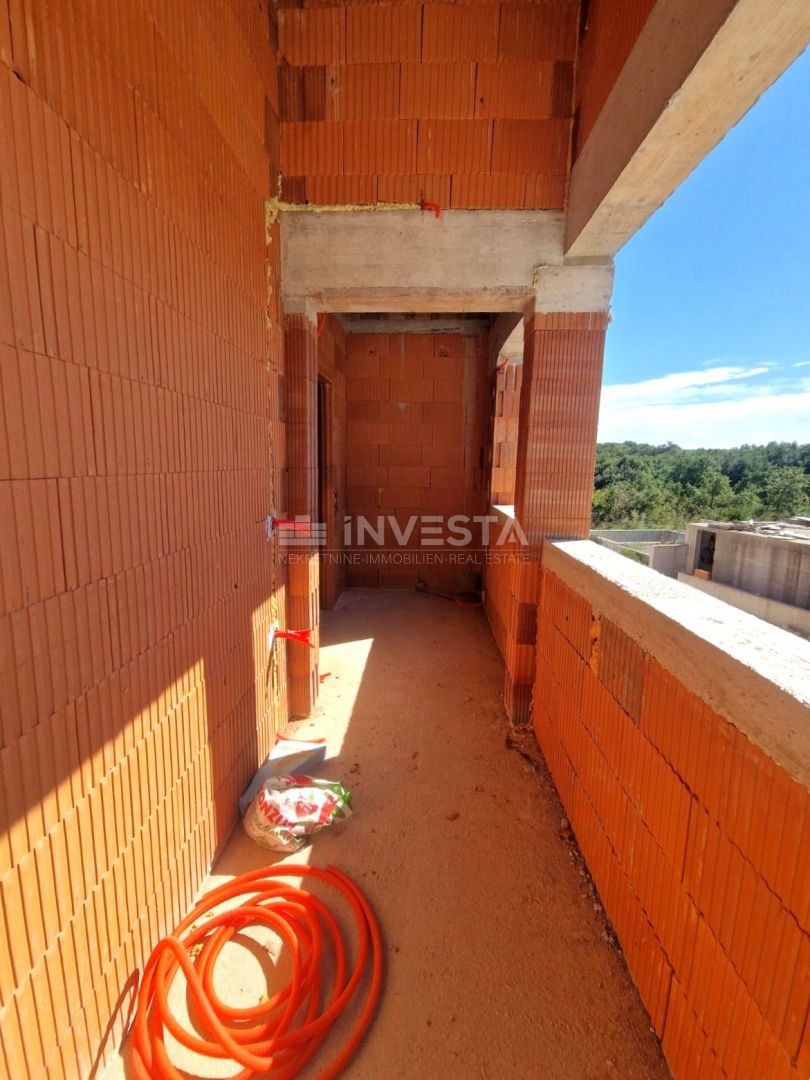 Hiša s bazenom in odprtim pogledom na naravo, mirno okolje