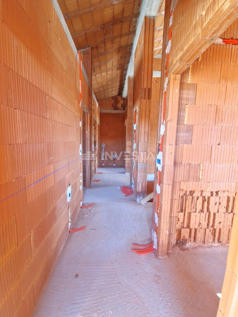 Hiša s bazenom in odprtim pogledom na naravo, mirno okolje