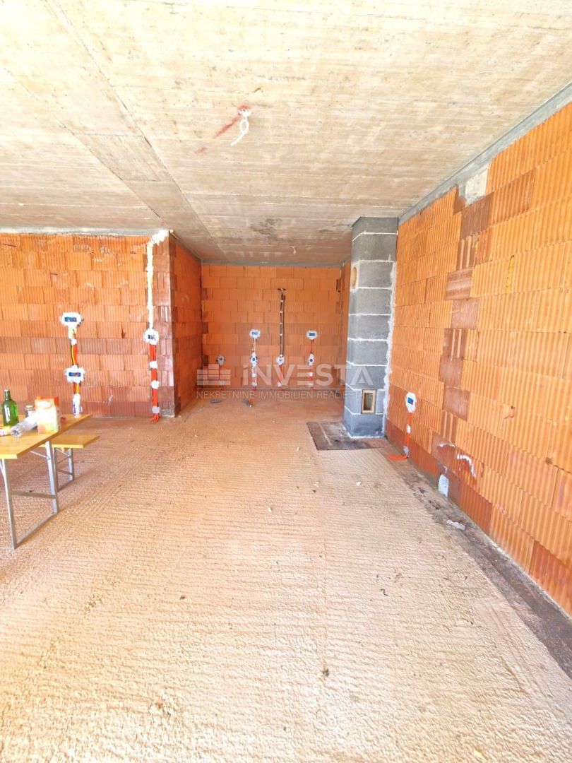 Hiša s bazenom in odprtim pogledom na naravo, mirno okolje