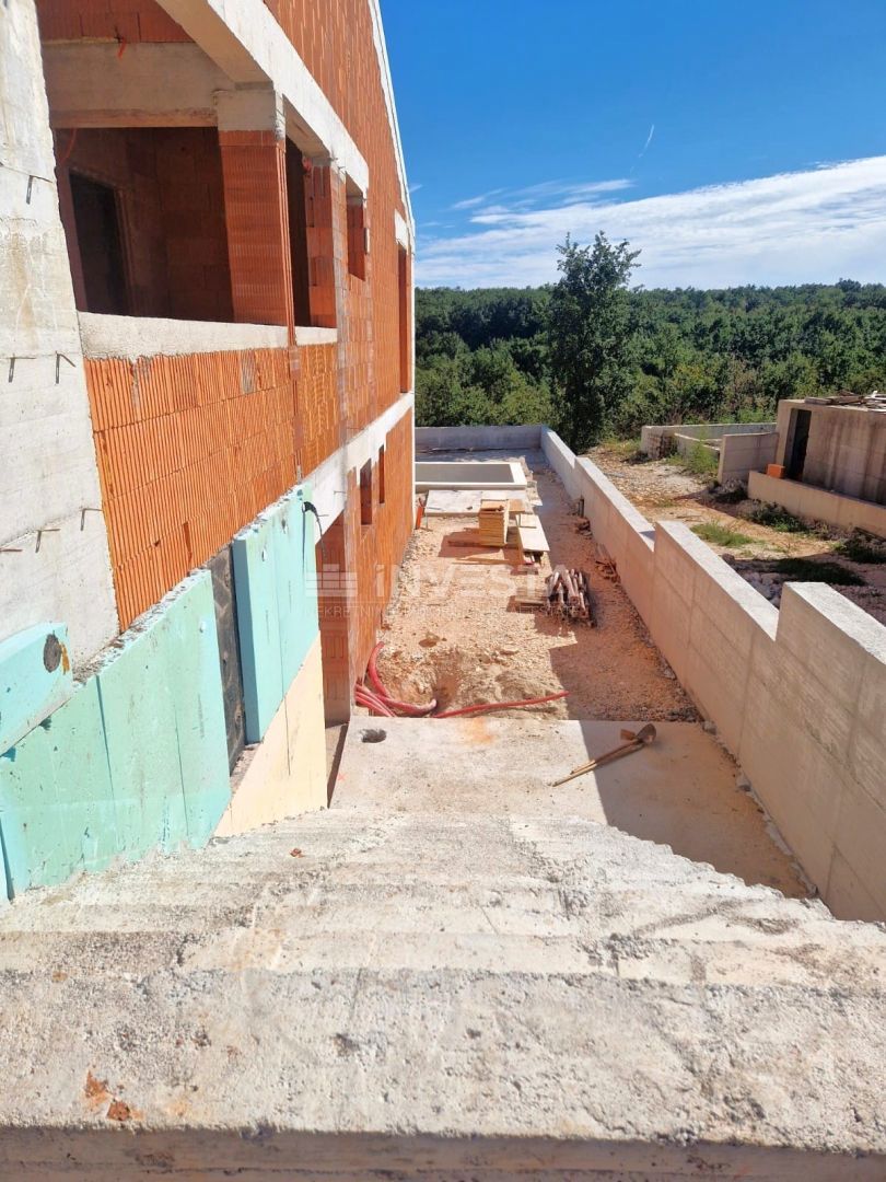 Hiša s bazenom in odprtim pogledom na naravo, mirno okolje