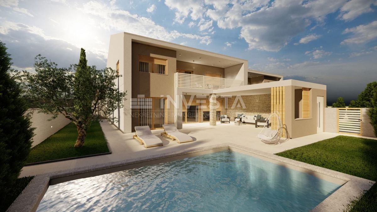 Hiša s bazenom in odprtim pogledom na naravo, mirno okolje