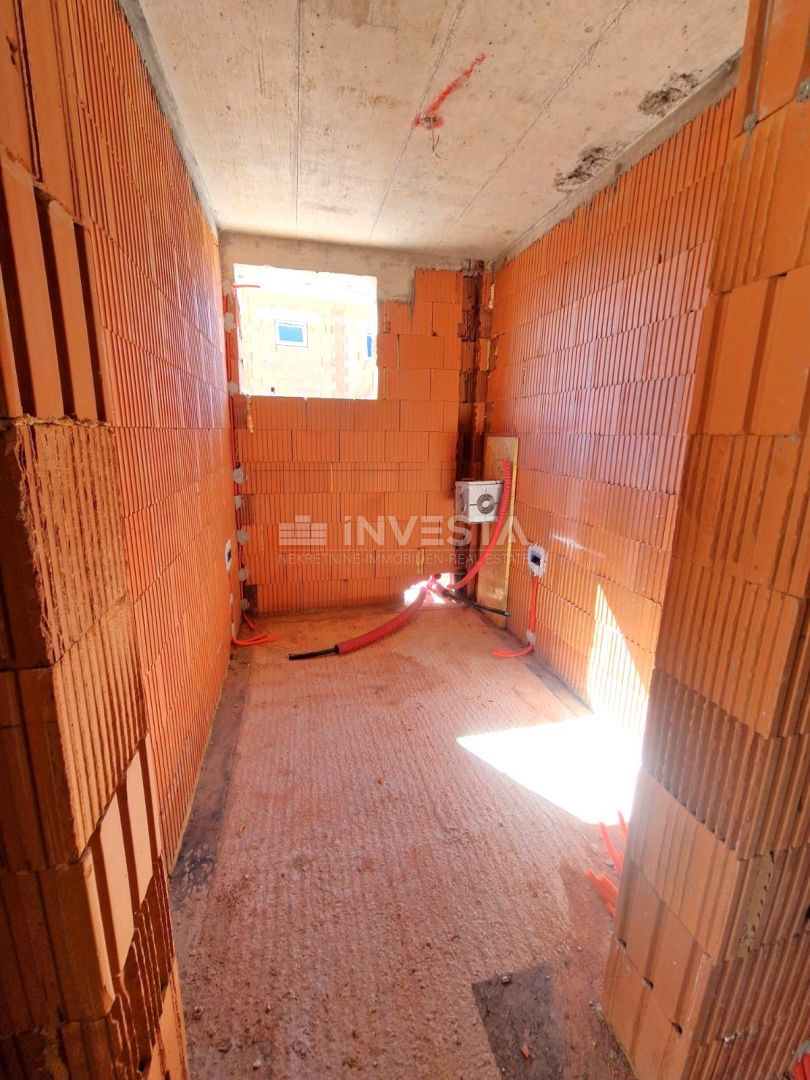 Hiša s bazenom in odprtim pogledom na naravo, mirno okolje