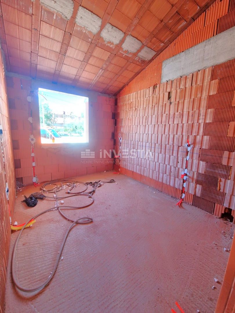 Hiša s bazenom in odprtim pogledom na naravo, mirno okolje