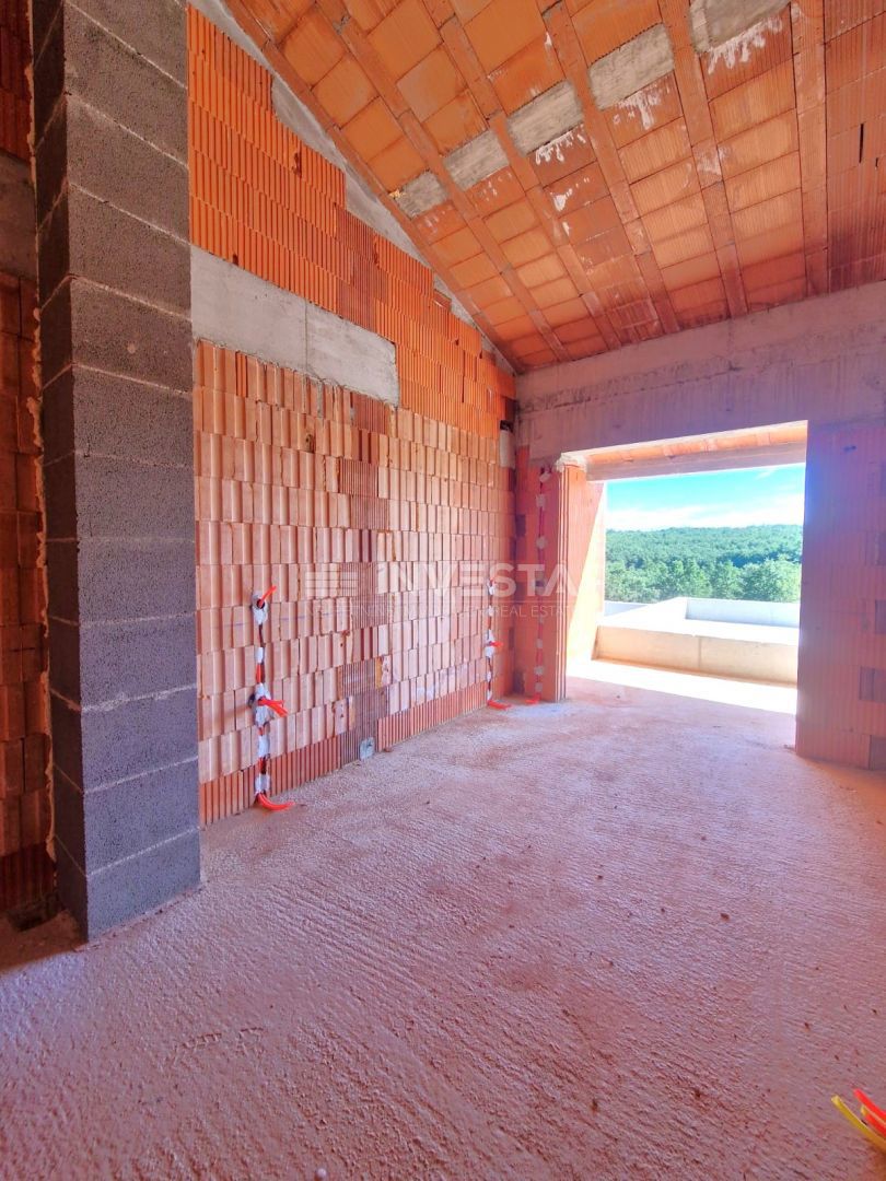 Hiša s bazenom in odprtim pogledom na naravo, mirno okolje