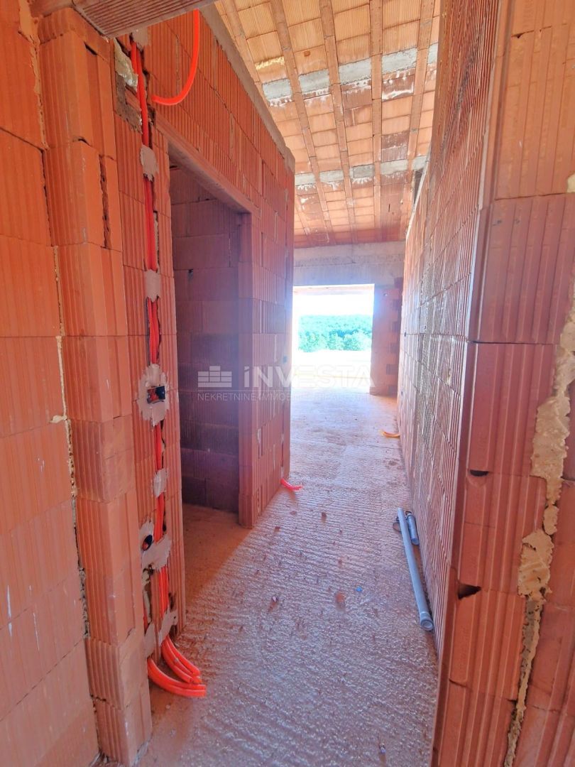 Hiša s bazenom in odprtim pogledom na naravo, mirno okolje