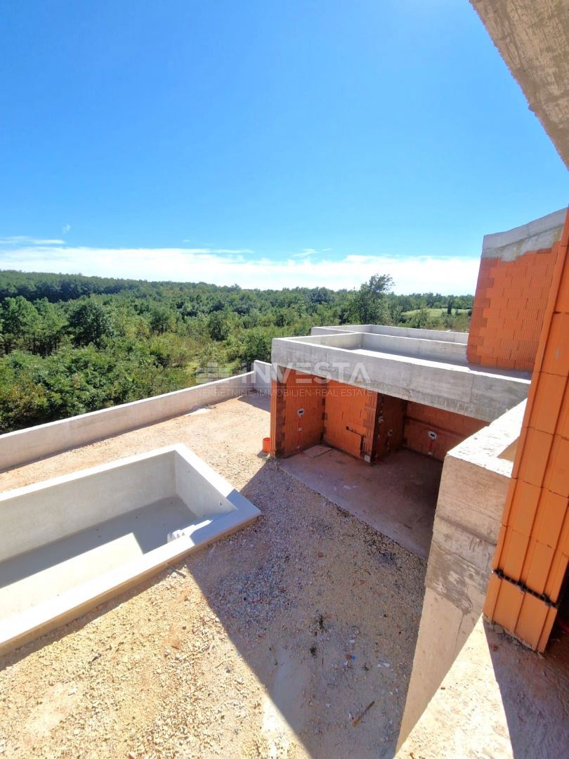 Hiša s bazenom in odprtim pogledom na naravo, mirno okolje