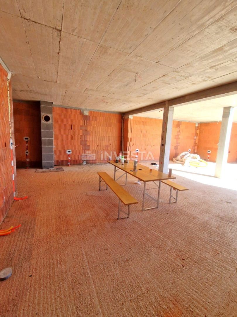 Hiša s bazenom in odprtim pogledom na naravo, mirno okolje