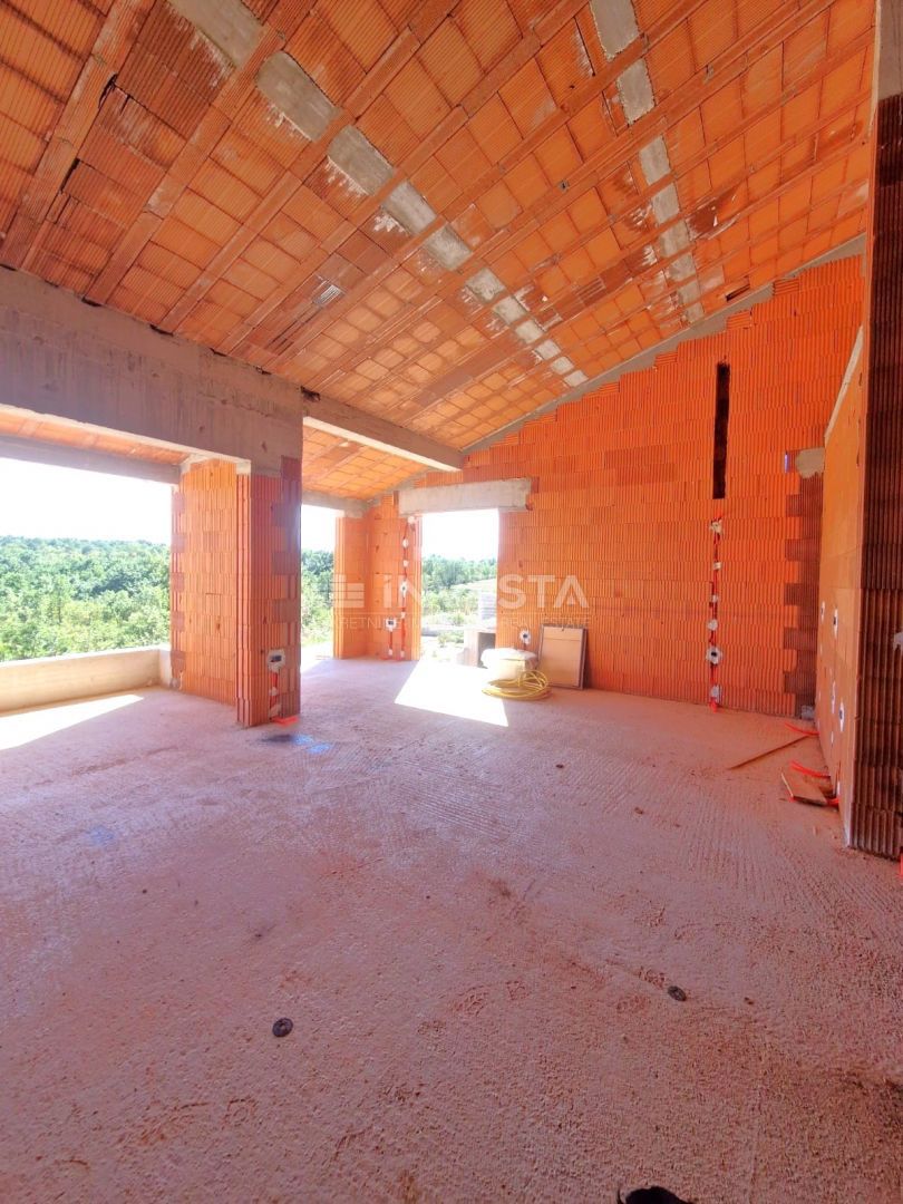 Hiša s bazenom in odprtim pogledom na naravo, mirno okolje