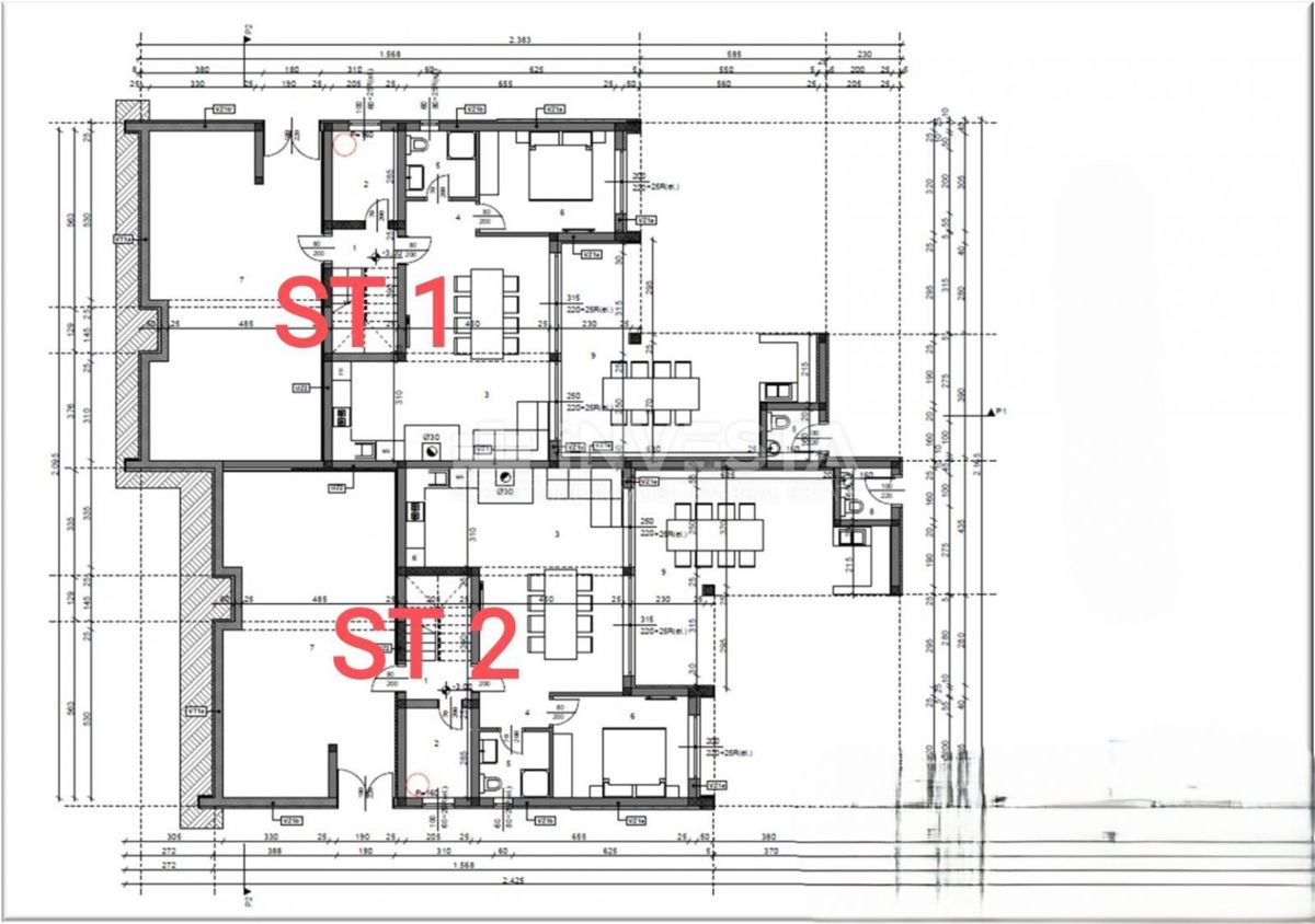 Hiša s bazenom in odprtim pogledom na naravo, mirno okolje