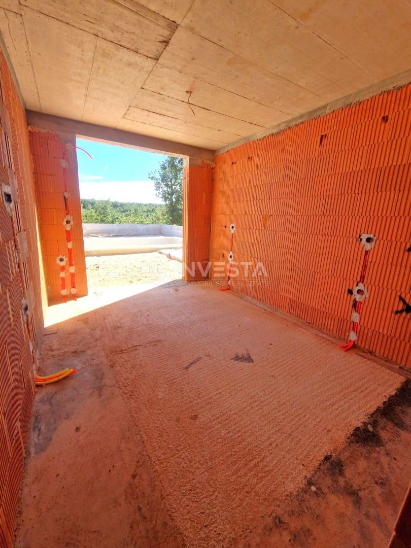 Hiša s bazenom in odprtim pogledom na naravo, mirno okolje