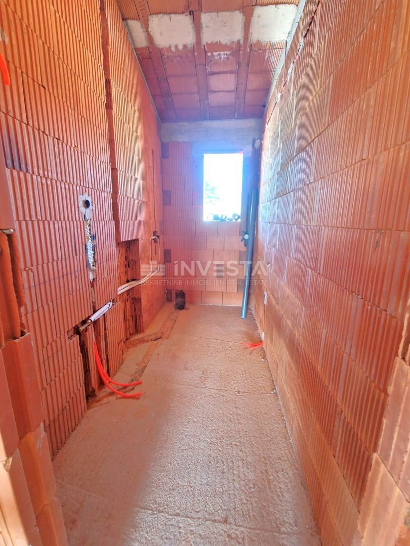 Hiša s bazenom in odprtim pogledom na naravo, mirno okolje