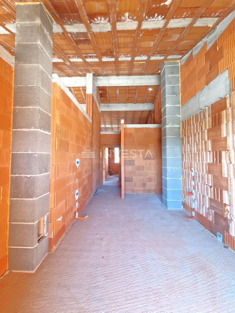 Hiša s bazenom in odprtim pogledom na naravo, mirno okolje