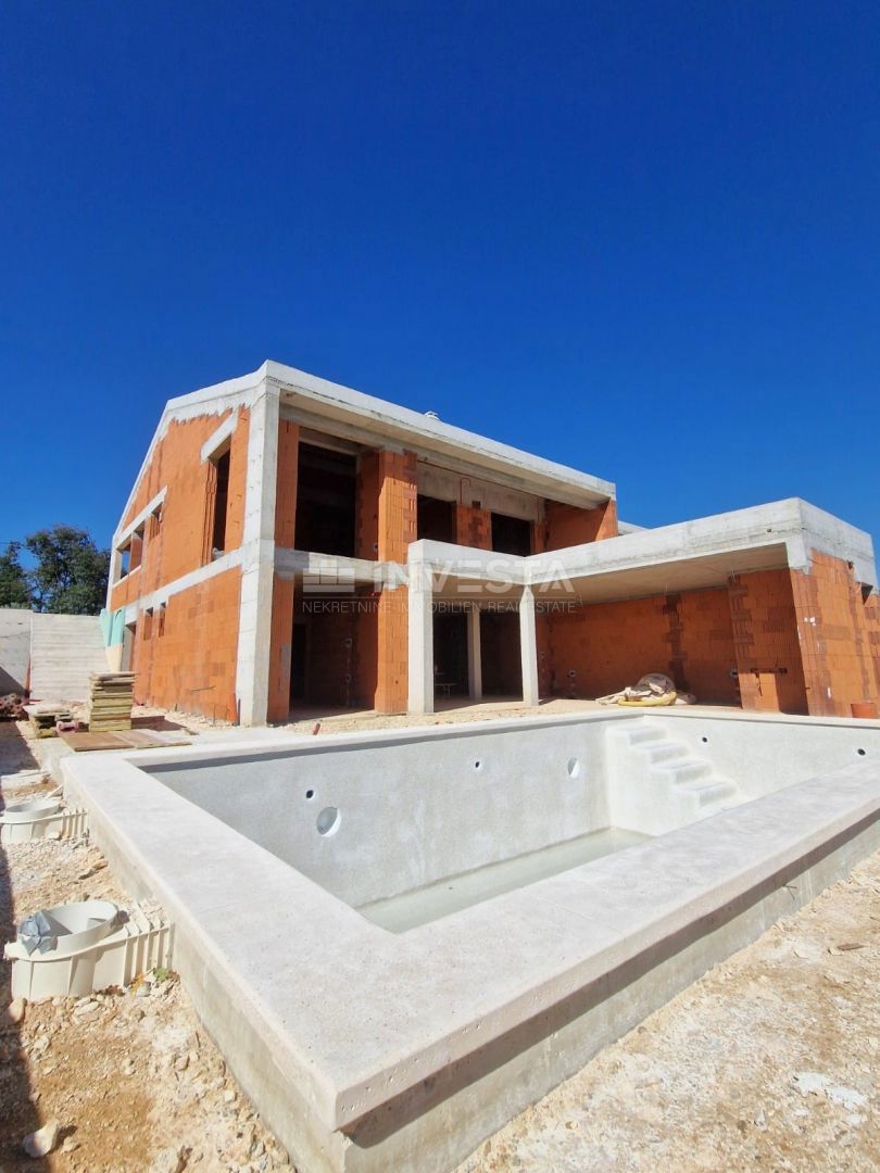 Hiša s bazenom in odprtim pogledom na naravo, mirno okolje