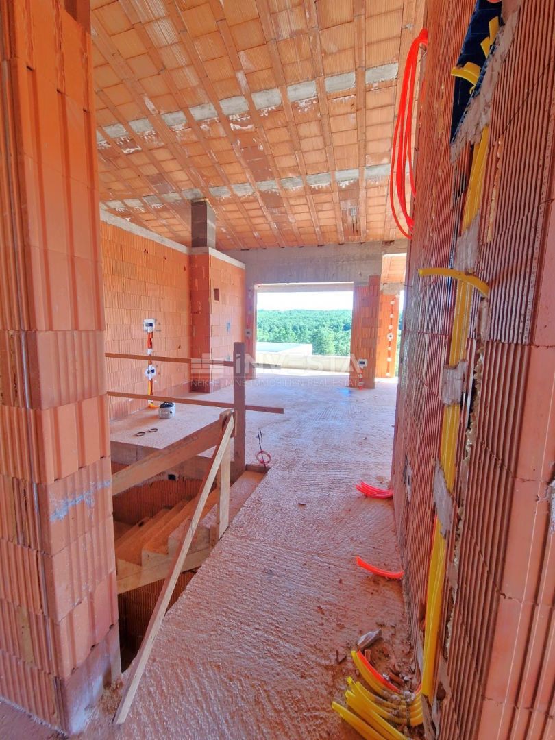 Hiša s bazenom in odprtim pogledom na naravo, mirno okolje