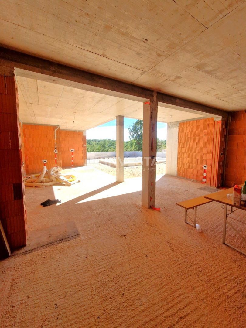 Hiša s bazenom in odprtim pogledom na naravo, mirno okolje