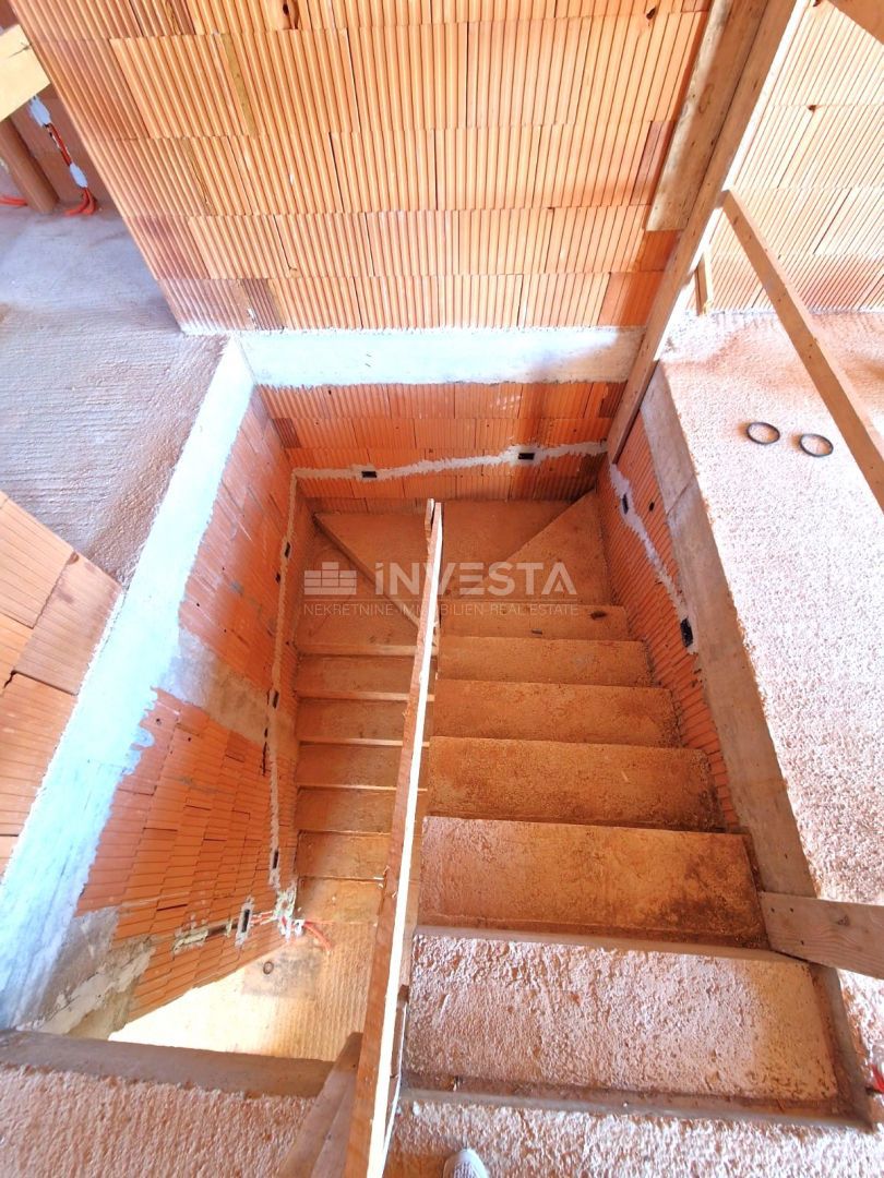 Hiša s bazenom in odprtim pogledom na naravo, mirno okolje