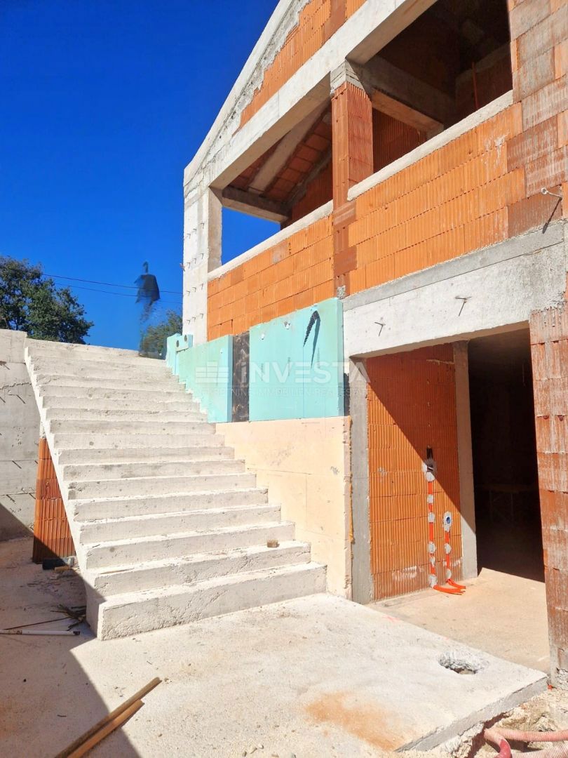 Hiša s bazenom in odprtim pogledom na naravo, mirno okolje