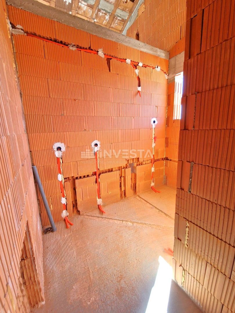 Hiša s bazenom in odprtim pogledom na naravo, mirno okolje